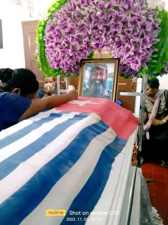 LLewaw's tweet photo. Filep Karma A great figure for Papuans.
from BIN Indonesia subtly killed in hiding on the Jayapura Beach Base, West Papua.
Oktober 2022 https://t.co/nSyExArEWL