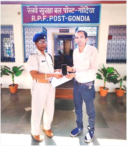 rpfsecrnag's tweet photo. #RPF Post Itwari &amp; Gondia, नागपुर मंडल
#Operation Amanat
@यात्री सामानों की सुरक्षा भी एक दायित्व
*रेलव�� सुरक्षा बल द्वारा यात्री के छूटे सामान को किया सही सलामत सुपुर्द
सौजन्य  रेल्वे सुरक्षा बल, द.पू.म.रेलवे, नागपुर मंडल https://t.co/nFDz9uJfnm