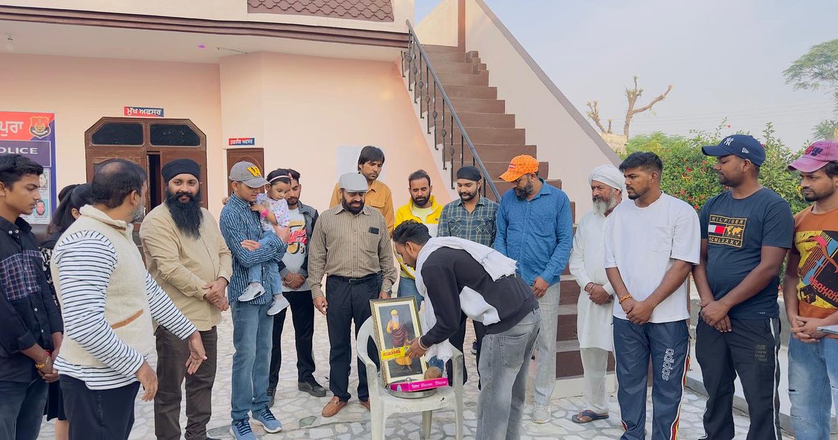 studioplaypause's tweet photo. 𝐏𝐥𝐚𝐲 𝐏𝐚𝐮𝐬𝐞 𝐒𝐭𝐮𝐝𝐢𝐨𝐬 Punjabi Feature Film.

𝐂𝐇𝐎𝐓𝐓𝐔 𝐇𝐀𝐔𝐋𝐃𝐀𝐀𝐑 

𝗣𝗿𝗼𝗱𝘂𝗰𝗲𝗱 𝗕𝘆:- 𝗣𝗹𝗮𝘆 𝗣𝗮𝘂𝘀𝗲 𝗦𝘁𝘂𝗱𝗶𝗼𝘀
𝗣𝗿𝗼𝗱𝘂𝗰𝗲𝗿𝘀:- 𝗚𝘂𝗹𝘇𝗮𝗿 𝗦𝗶𝗻𝗴𝗵 &amp; 𝗩𝗶𝗸𝗿𝗮𝗺 𝗞𝗵𝗮𝗻𝗻𝗮
𝗪𝗿𝗶𝘁𝗲𝗿 &amp; 𝗗𝗶𝗿𝗲𝗰𝘁𝗼𝗿:- 𝗕𝗮𝗯𝗯𝗮𝗿 𝗚𝗶𝗹𝗹 https://t.co/ivgzmLnJVJ