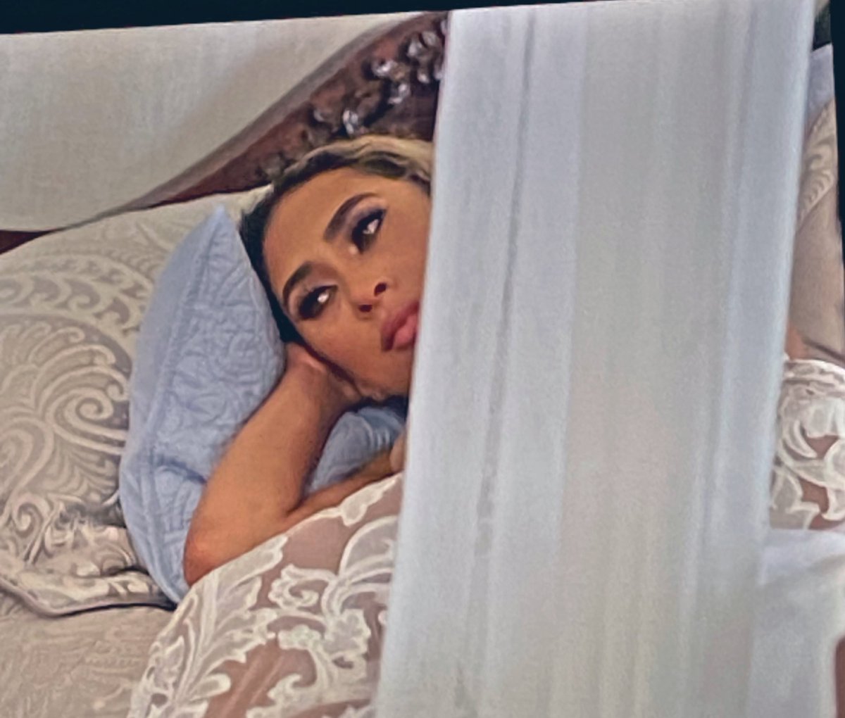 zanaduxx's tweet photo. Raven was probably laying in that bed thinking about how that sign of the damn dead fish warned her this was gonna happen…. #LoveIsBlind https://t.co/ZMxMWponX7
