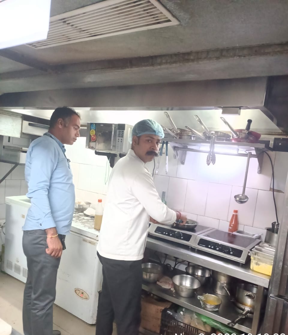 tweetndmc's tweet photo. Team Enforcement of #NDMC has done an inspection at Chanakyapuri New Delhi to curb air pollution.
#CleanNDMC #GreenNDMC https://t.co/7xWYetlykZ