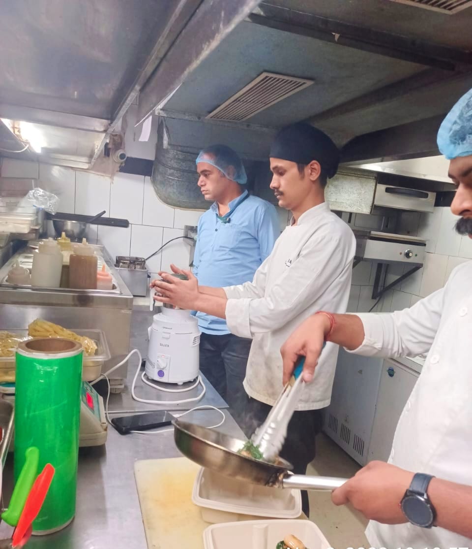 tweetndmc's tweet photo. Team Enforcement of #NDMC has done an inspection at Chanakyapuri New Delhi to curb air pollution.
#CleanNDMC #GreenNDMC https://t.co/7xWYetlykZ