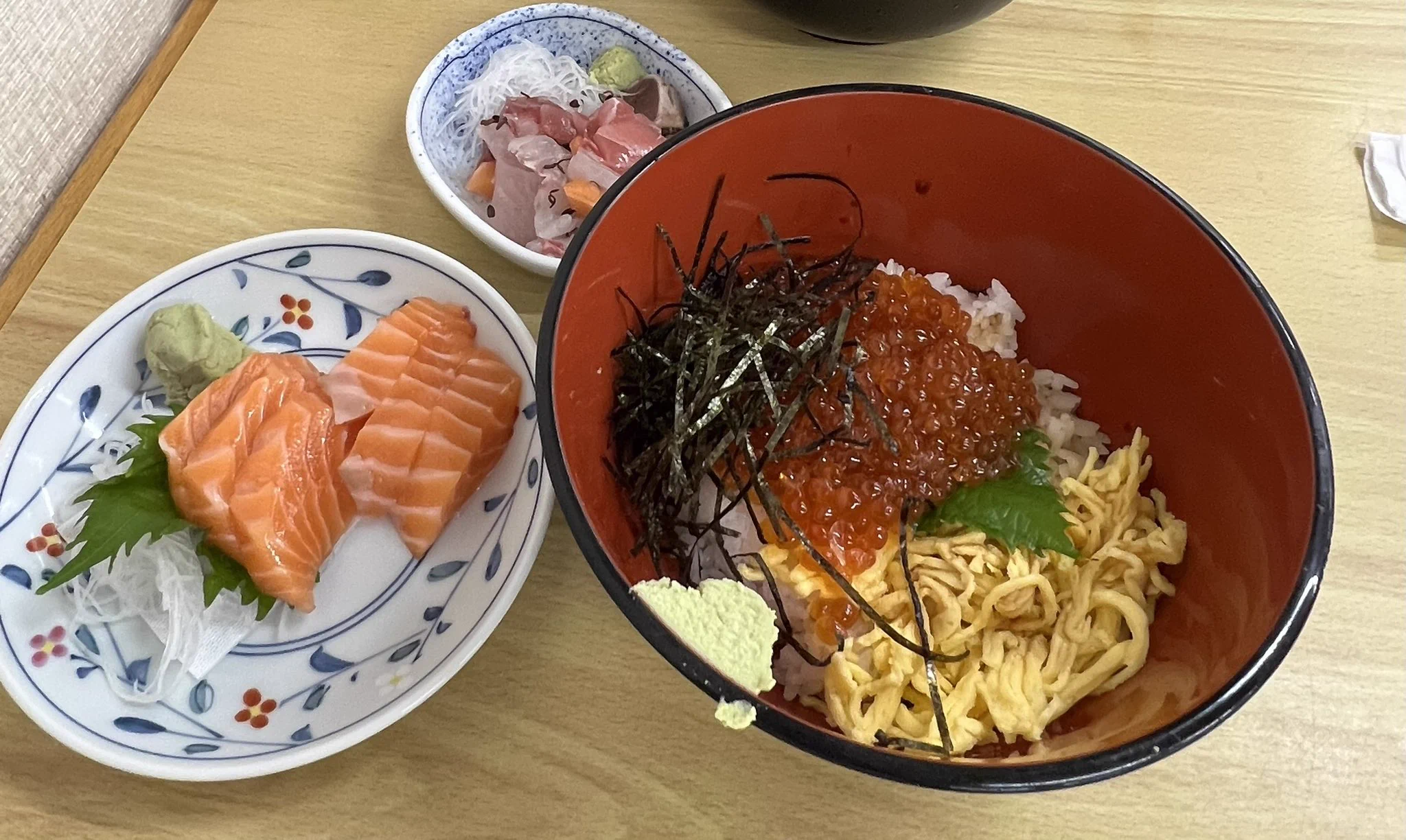 メニューの写真と違いすぎる！？とれとれ市場のいくら丼。