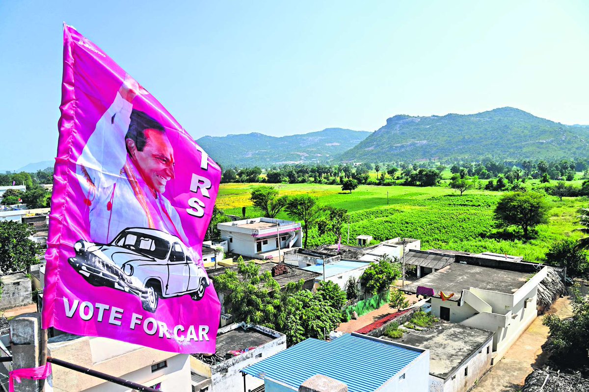 TSwithKCR's tweet image. మునుగోడు నియోజకవర్గంలోని సంస్థాన్‌నారాయణపురం మండలం పొర్లగడ్డతండాలో కనిపించిన దృశ్యమిది.

టీఆర్‌ఎస్‌ అభిమాని ఒకరు ఇంటిపై గులాబీ జెండాను ఎగురవేసుకుని పార్టీపై తన అభిమానాన్ని ఇలా చాటుకున్నారు.

#MunugodeWithKCR
#VoteForCar