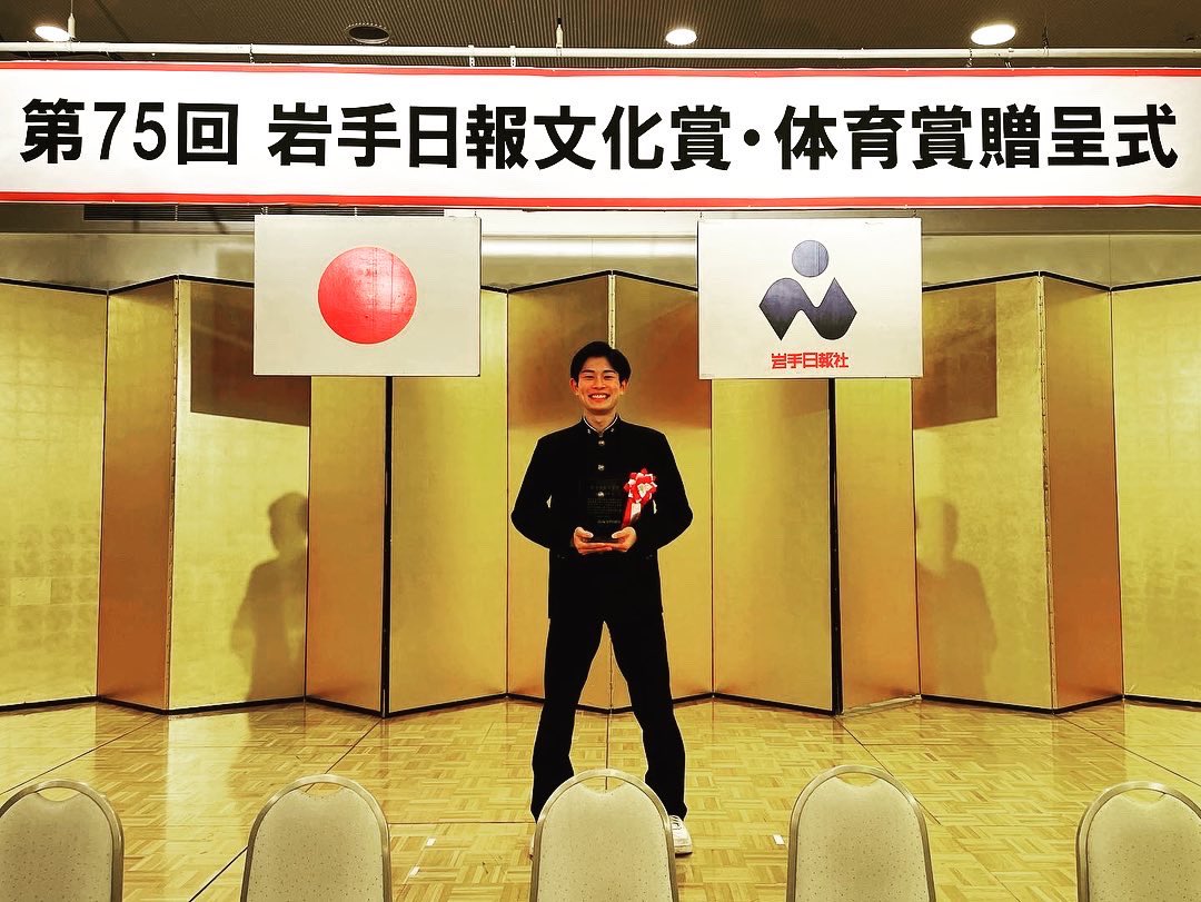 shiritsu2tai's tweet photo. 【第75回岩手日報 体育賞受賞✨】

主将 本田歩夢が、標題の賞を受賞しました！👏

栄誉ある賞を頂戴し、身の引き締まる思いです。
今後もより一層、精進して参ります！

※体操競技「南一輝」選手も同賞を受賞✨　
撮影ありがとうございました！

#新体操　#男子新体操
#盛岡市立  #おめでとう㊗️ https://t.co/NDZ3FXPFJb