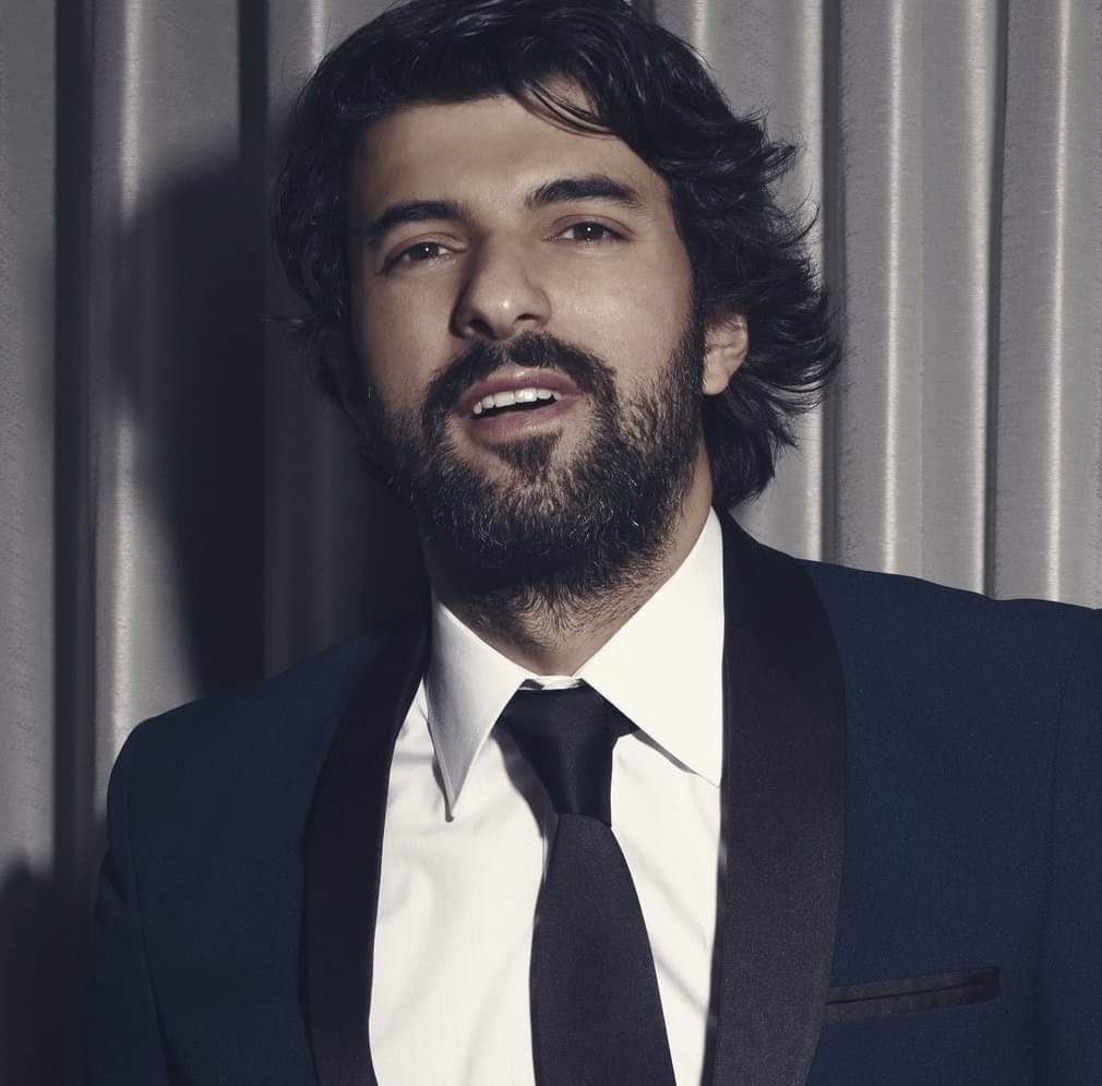 coconutHend's tweet image. Our mood, always waiting for something, can turn us into hopeful creatures, or leave us deserted on an unknown path. A quote from the article by the star Engin Akyurek entitled, #evde ✨. #EnginAkyürek #kafasinagoredergi
#sessizlik