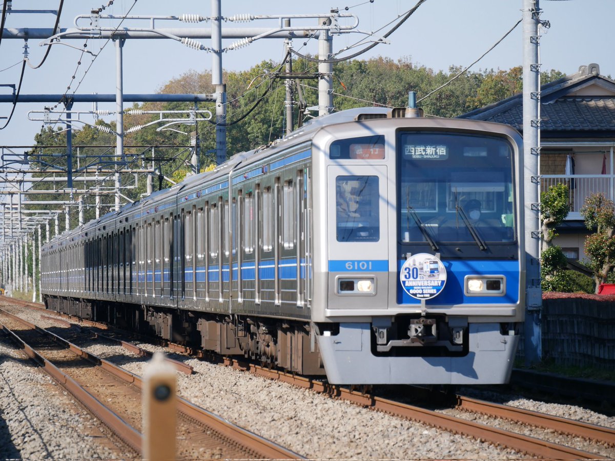 kyudensodachi's tweet photo. 今日の1枚。
6000系6101F 30周年HM付き。
新宿線・入曽~狭山市。
#西武6000系 #西武6000系デビュー30周年 #6101f https://t.co/NJ9SmGNEj3