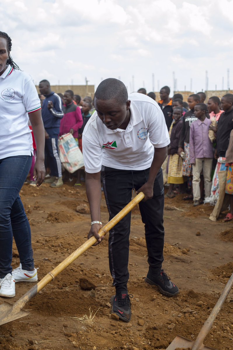 CRBurundi's tweet photo. Our Founder and Ex. Director @NdihoJim1 was honored to have interacted with the youth at  Ijenda, Mugongomanga Commune , @BujumburaProv on October 30, 2022. 
@gymobilization  @US_Emb_Burundi @YALIRLCEA @SegalFoundation @GLOBurundi  @bajad0 @GERinBurundi @nat_d_meyer @UNVBurundi https://t.co/7Wkt3jvFkd