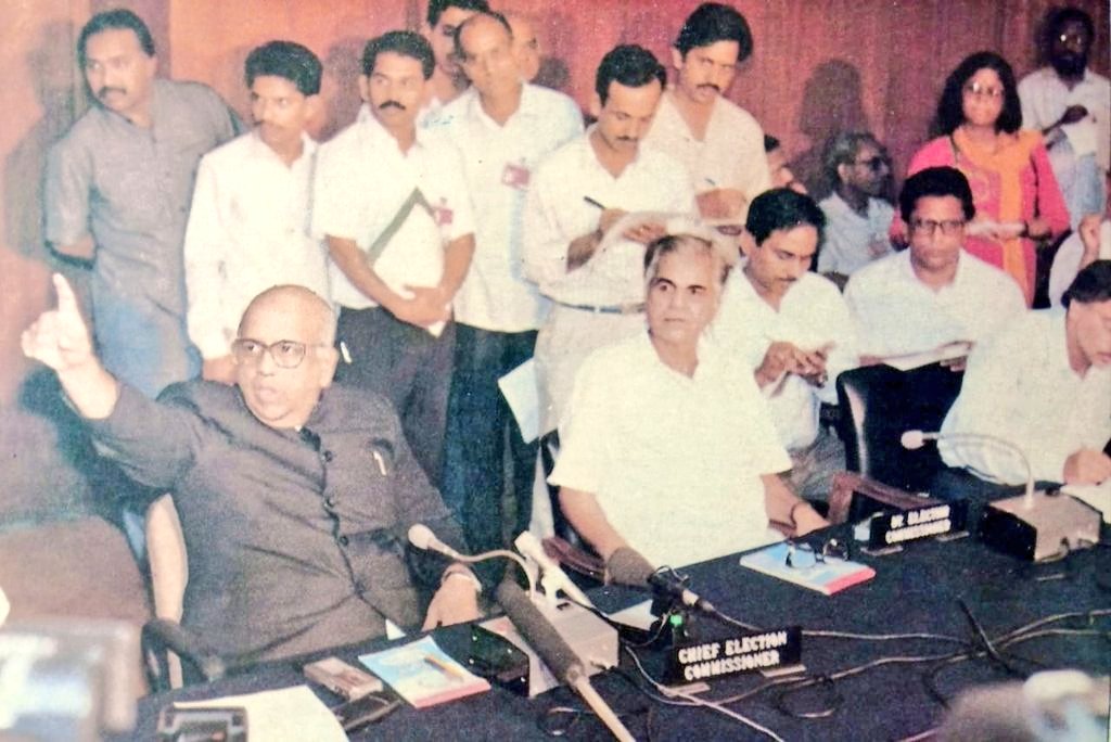 indianhistorypics on Twitter: "1993 :: Shri T.N. Seshan Chief Election  Commissioner of India Addressing Press Conference https://t.co/LmrNye7FSl"  / Twitter