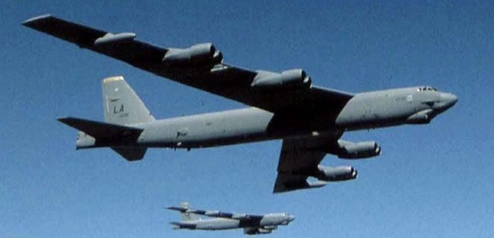SoftWarNews's tweet photo. 1) Amerika Parkir 6 Bomber Nuklir Dekat NTT, Pemerintah Indonesia Dibuat Gerah. 

Amerika Serikat dilaporkan berencana menempatkan enam pesawat B-52 dengan kemampuan menjatuhkan bom nuklir di sebuah pangkalan udara di Australia. https://t.co/oGjlKhm5VB