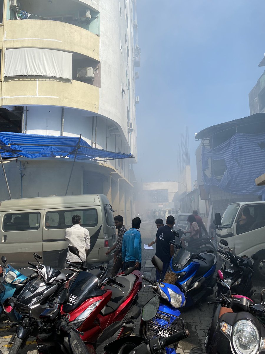 Nohopekty's tweet photo. Cigarette bomun petrol tank hulhuvaalee cycle adhaahuli… natheeja varah dhera dho… kameh kurumuge kurin visnaalamaa.. @PoliceMv #awareness https://t.co/qXZiASws9b