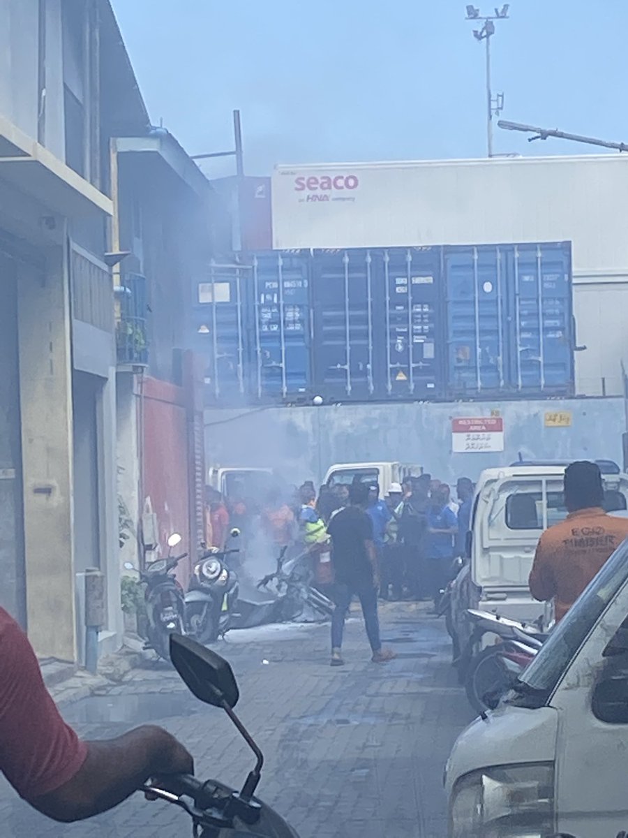 Nohopekty's tweet photo. Cigarette bomun petrol tank hulhuvaalee cycle adhaahuli… natheeja varah dhera dho… kameh kurumuge kurin visnaalamaa.. @PoliceMv #awareness https://t.co/qXZiASws9b
