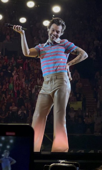 HarryMexOficial's tweet photo. Harry posando para que una fan le tomará foto! 🫣#ARIASHARRYSTYLES https://t.co/oDwIxLBHp7