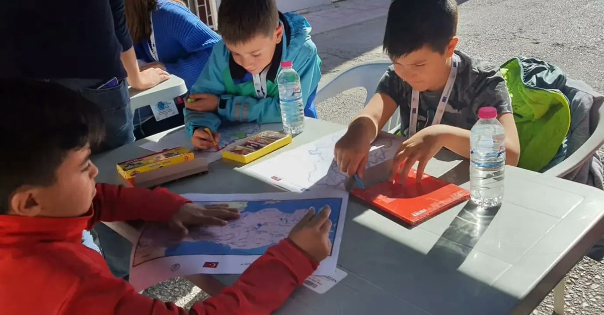 ErasmusWater's tweet photo. Projemizin Türkiye Hareketliliğinin 2.gününde,üç ülkenin öğrencileri haritalarda"su alanlarını"gösterdiler, konuklarımız Eskişehir Sazova Parkında kültürel gezi yaptılar.@abbaskanligi @ulusalajans @eskisehir_mem @odunpazarimem @1Havaikmal @TurkeyPlus @SerbiaWater @erasmuswaterfr1 https://t.co/NoUvgYMMP3