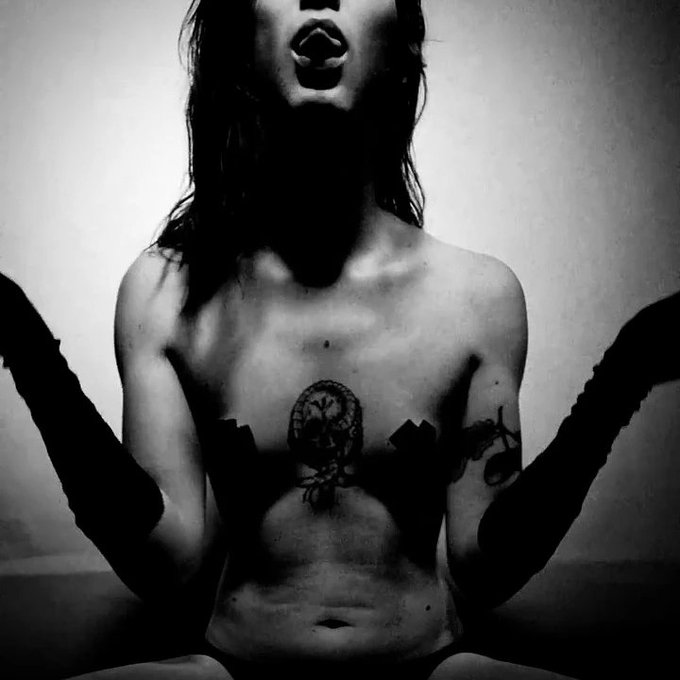 "Galileo..." 🖤✨️ https://t.co/c1nc5vE1qW<a href="/tag/hrt"class="tags"><span>#hrt</span></a><a href="/tag/booblight"class="tags"><span>#booblight</span></a>