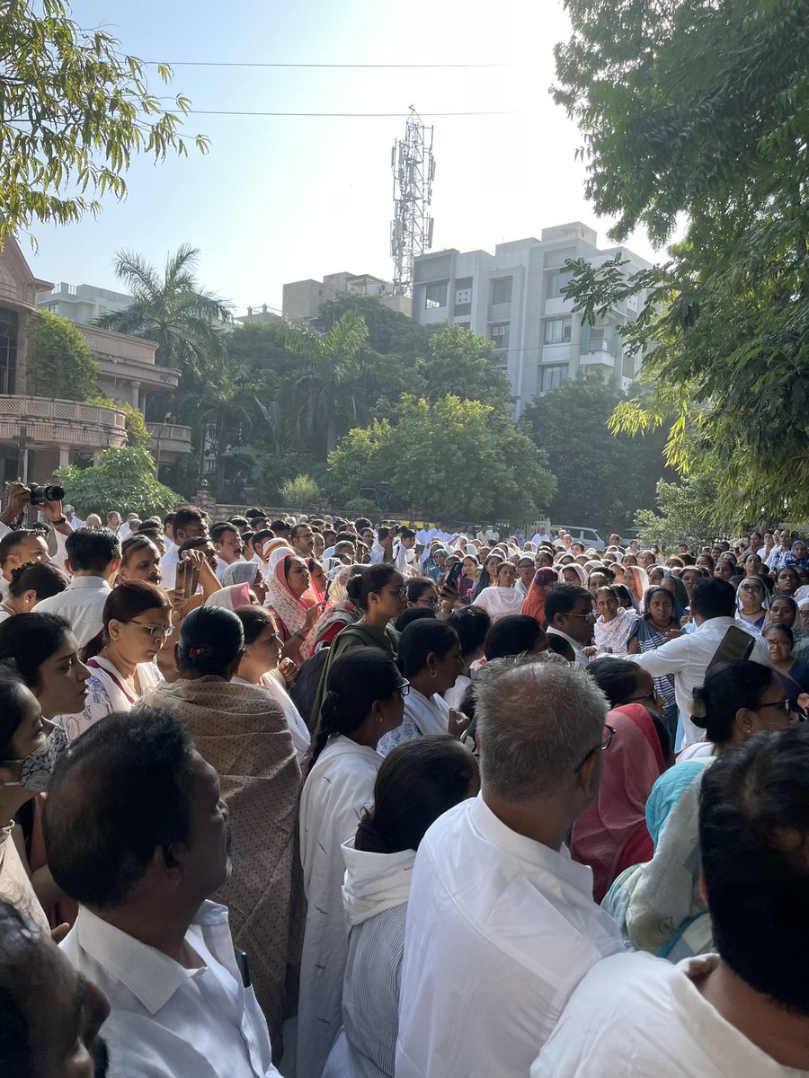 Elaben’s final journey this morning from her home in Ahmedabad, surrounded by thousands of women that loved her with chants of “darek ben- Elaben,” meaning  - every single woman touched by her, is / carries Elaben within.