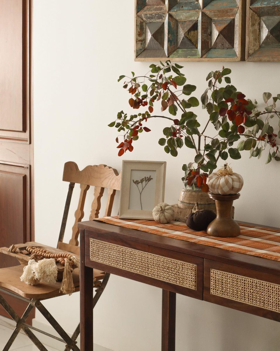 Pepperfry's tweet photo. We cannot ever resist some chic console table styling ever. And looks like
@theshalomhome agrees!
#FridayMood #interiorstyling #simplehomedecor #myhomevibe #hyggehome #lovetohome #livingroomdecor #smallspaceliving #myhomedesign #Pepperfry #PepperfryHomes https://t.co/dsO48BmVwL