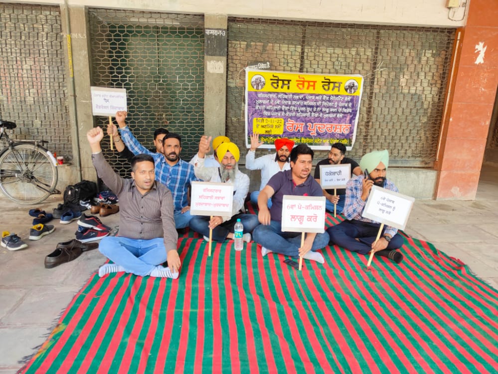 PSCBFedration's tweet photo. ਸਹਿਕਾਰੀ ਬੈਂਕ ਦੇ ਮੁਲਾਜ਼ਮਾਂ ਵਲੋਂ ਛੇਵਾਂ ਪੇਅ ਕਮਿਸ਼ਨ ਲੈਣ ਲਈ ਸੰਘਰਸ਼ ਹੋਰ ਵੀ ਤਿੱਖਾ ਹੁੰਦਾ ਹੋਇਆ https://t.co/lt4zdZONUV