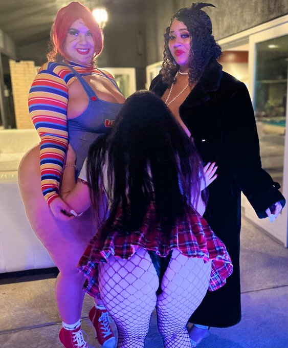 @StacyStacks3  @TheRoxiRed @bbygirlscarletx and I having the time of our lives at @thorjohnson_xl Halloween
