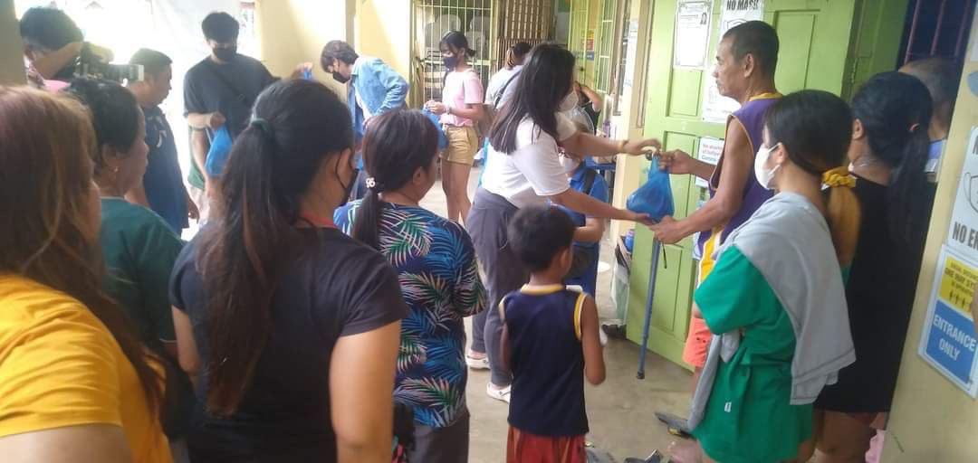 angatbuhay_ph's tweet image. Sa taas ng tubig baha dulot ng #PaengPH, hindi pa rin makauwi ang ilang pamilya sa Sta. Cruz, Laguna. 

Binisita ng ating volunteers ang Sto. Angel Central Elementary School na kasalukuyang evacuation center ng 165 na apektadong pamilya, para magpamahagi ng relief packs.