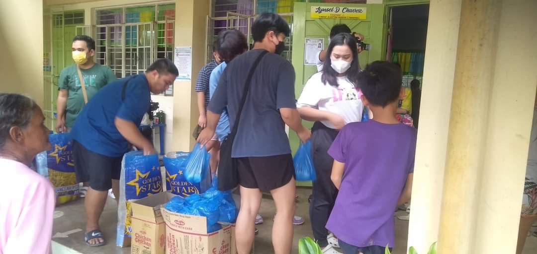angatbuhay_ph's tweet image. Sa taas ng tubig baha dulot ng #PaengPH, hindi pa rin makauwi ang ilang pamilya sa Sta. Cruz, Laguna. 

Binisita ng ating volunteers ang Sto. Angel Central Elementary School na kasalukuyang evacuation center ng 165 na apektadong pamilya, para magpamahagi ng relief packs.