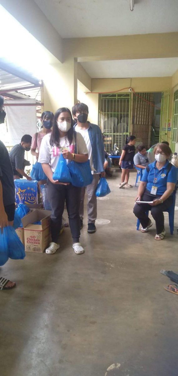 angatbuhay_ph's tweet image. Sa taas ng tubig baha dulot ng #PaengPH, hindi pa rin makauwi ang ilang pamilya sa Sta. Cruz, Laguna. 

Binisita ng ating volunteers ang Sto. Angel Central Elementary School na kasalukuyang evacuation center ng 165 na apektadong pamilya, para magpamahagi ng relief packs.