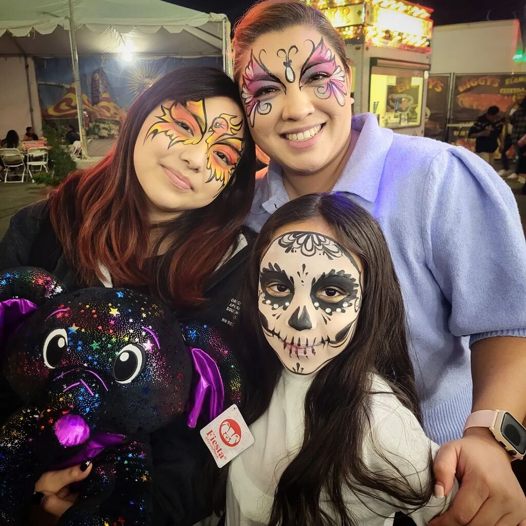 viscreativity's tweet photo. Face paint isn't only for kids! It's awesome when the whole family gets involved! Love helping create fun memories and experiences for people!

#facepaint #allagesfacepaint #family #funmemories #statefair #arizonastatefair #arizonafacepainting #visualizecreativity #butterfly… https://t.co/XzOcLyIhdU