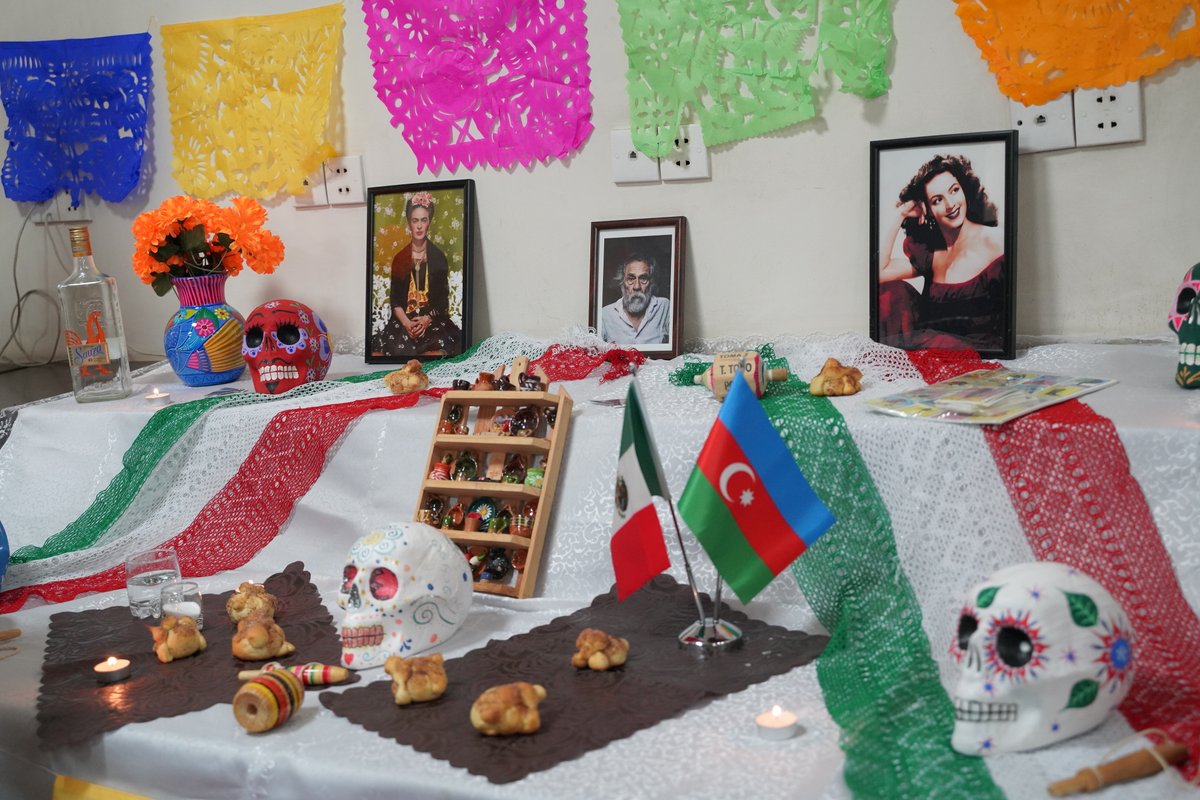 Tenemos el agrado de compartir las fotos la exposición "Tzompantli" dedicada al #DíaDeMuertos que tuvo lugar en la <a href="/Adueduaz/">Azerbaijan University of Languages</a> .
Azərbaycan Dillər Universitetində keçirilən "Ölülər Günü"nə həsr olunmuş "Tzompantli" sərgisinin fotolarını məmnuniyyətlə paylaşırıq.
