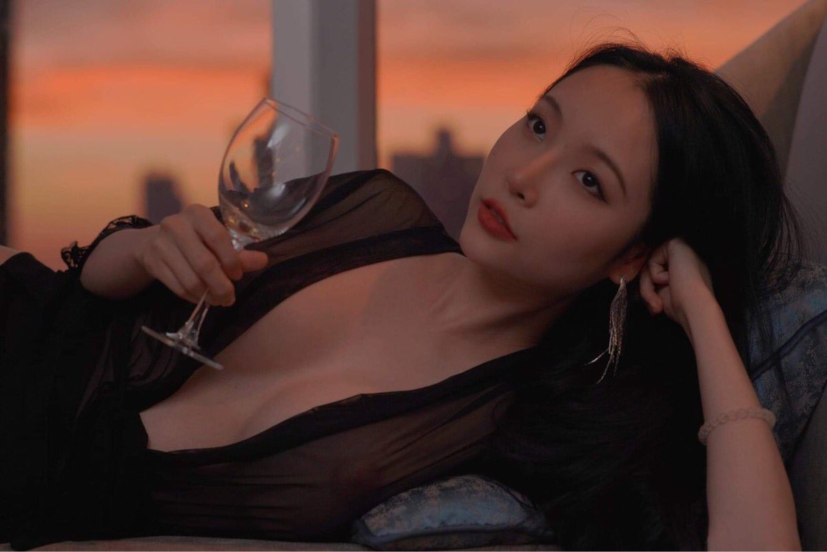 非常老派的感覺哈哈哈
然後酒杯裡也沒有酒
但是就很喜歡✌🏾 https://t.co/h0twmdNCvV