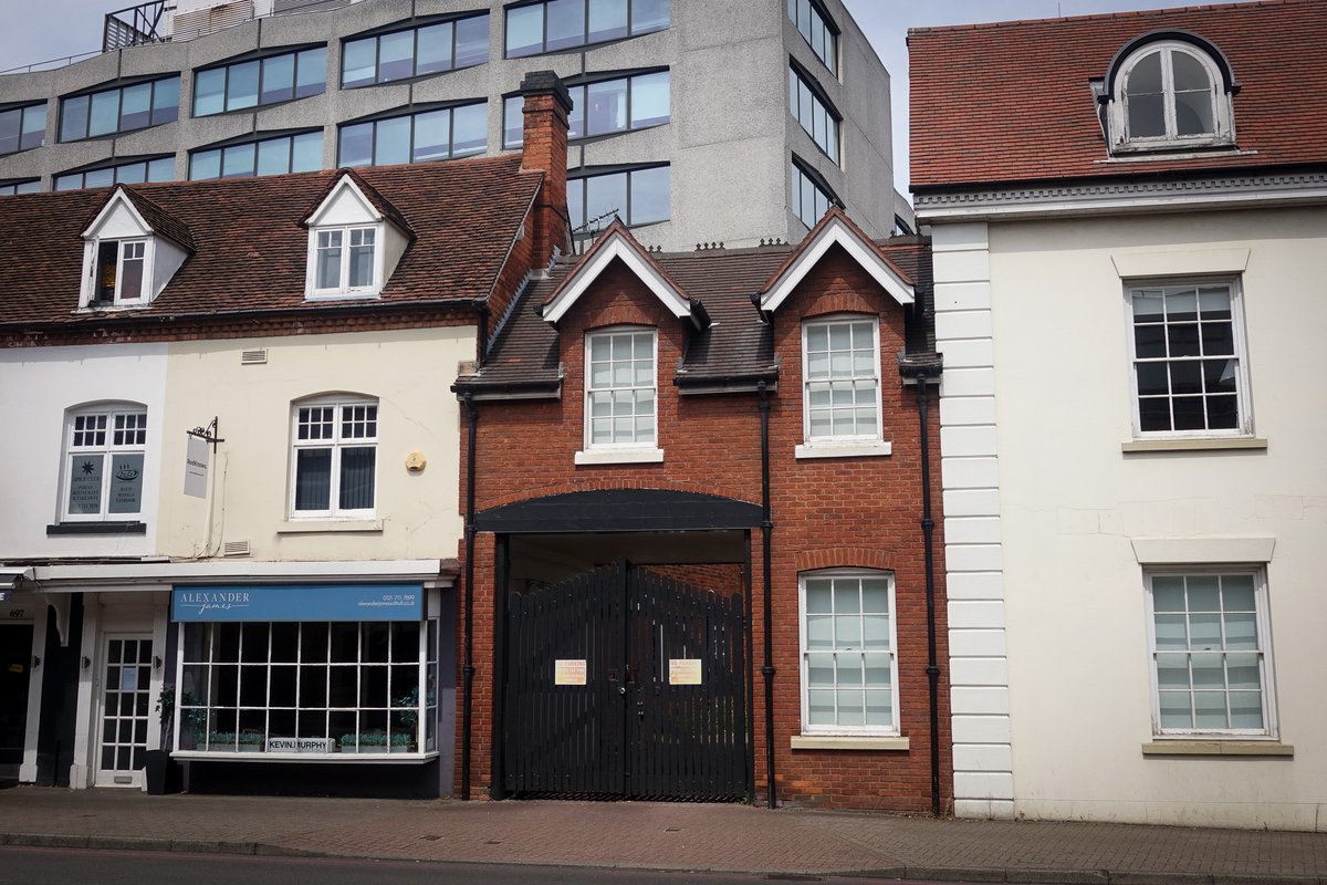 MikeRobertsProp's tweet photo. For the first time in over 15 years, this fully-equipped hair salon is available to let. This deceptively spacious salon offers ten styling stations, two manicure tables, a private treatment room, back wash area and reception.
DM for more information 💇 https://t.co/M2hExFQrAl