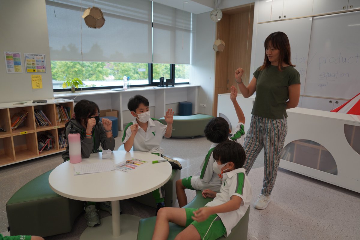 versoschool's tweet photo. Our C3-4 learners are teaching their peers in C1-2 about how sign language can be effective nonverbal communication.
#versoschool #versoLL https://t.co/KzAOfHD4lb