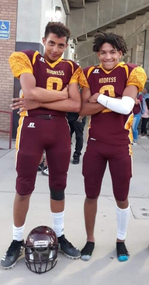 ADuncan671's tweet photo. From Andress Freshmen To Andress Seniors🦅🏈💪🏽💙
@EliasDuncan04
@anderson_malll

#Loyalty 
#Growth
#2022SeniorNight
#AFootball_Life
#Boys2Men https://t.co/yfFHBtQbhw