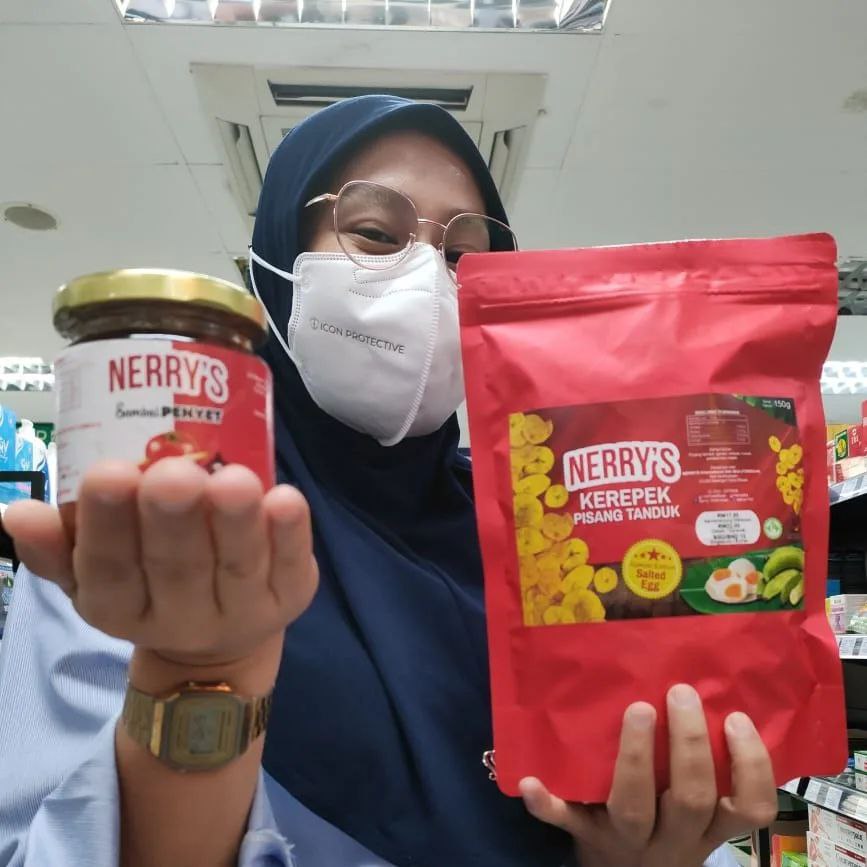 AinHasin_II's tweet photo. COD NERRYS Kerepek Pisang Tanduk Salted Egg utk customer tersayang. Tak sabar nk mencuba katanya! Yg baru nk cuba atau nk selit order

 Siapa² yang nak dapatkan produk NERRY'S :-
♨️ Sambal Penyet NERRYS
♨️ Sambal Tumis Ikan Bilis NERRYS 
♨️ Kerepek Pisang Tanduk Salted Egg NERRYS https://t.co/qILEalNWXl