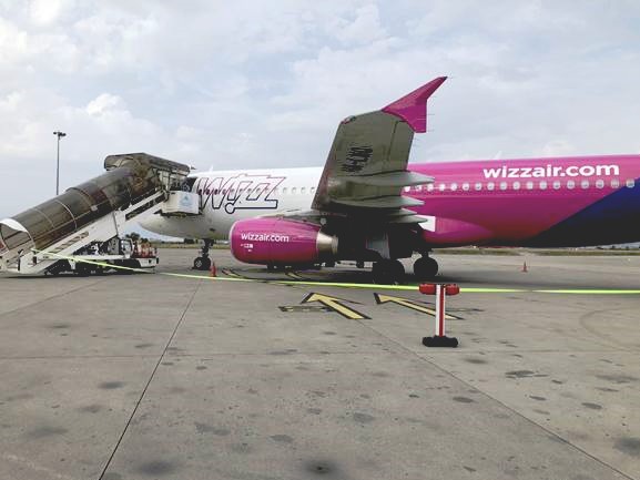 Did you know that a JetTrac can secure an aircraft from the wing tip to the front stairs and to the rear stairs?

#viaguide #publicguidance #crowdcontrol #madeingermany #arnsberg #sauerland #airports #aviation #transport #apron #avgeek #boeing #airbus