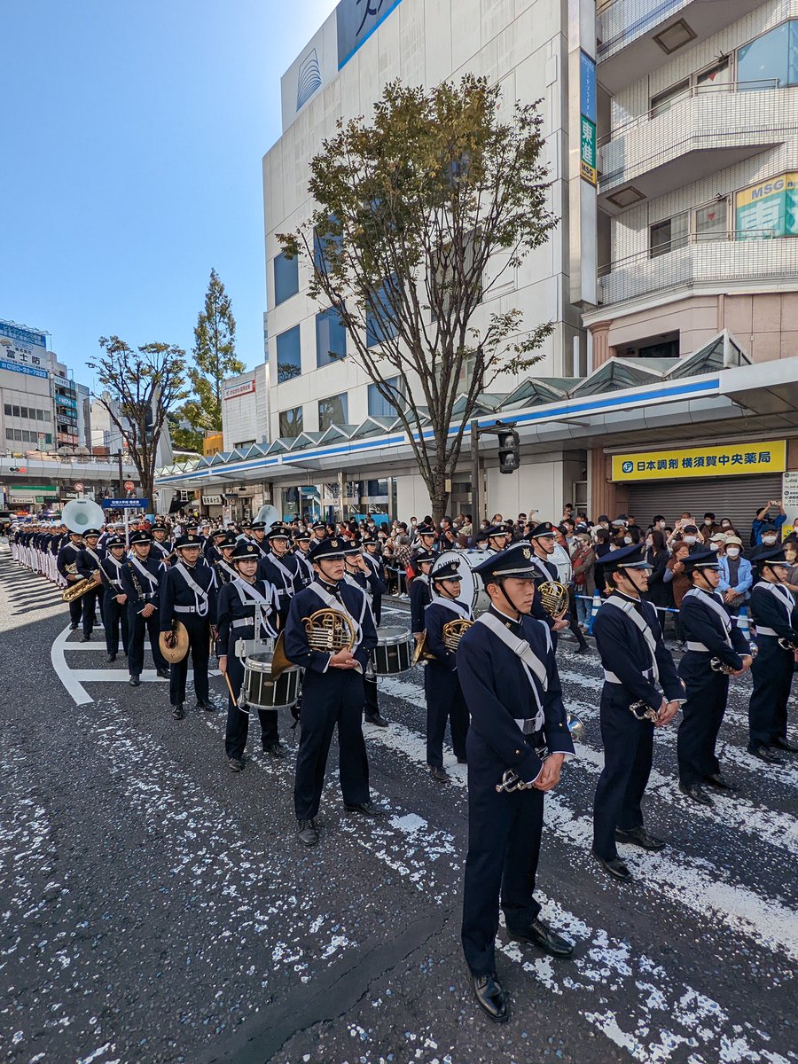 NDA_Winds's tweet photo. 本日は国際観艦式2022 横須賀パレードに参加いたしました！
新型コロナウイルスの影響で、練習環境はかなり制限されていましたが、ベストを尽くせるよう部員全員練習に励んでいました！
たくさんの沿道からの応援は、非常に励みになりました！ありがとうございました☺️ https://t.co/XWH8zKn2ON