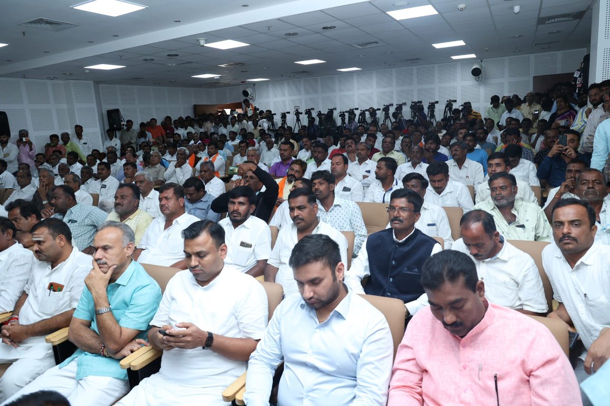 BJP4Karnataka's tweet photo. @nalinkateel @BSBommai ಪ್ರಮುಖರಾದ ಶ್ರೀ ರಮೇಶ ಮುನಿಯಪ್ಪ, ಶ್ರೀ ಜಿ. ವೆಂಕಟಾಚಲಯ್ಯ ಅವರು ತಮ್ಮ ಬೆಂಬಲಿಗರೊಂದಿಗೆ ಬಿಜೆಪಿಗೆ ಸೇರ್ಪಡೆಗೊಂಡರು.

ಈ ಸಂದರ್ಭದಲ್ಲಿ ರಾಜ್ಯ ಸಂಘಟನಾ ಪ್ರಧಾನ ಕಾರ್ಯದರ್ಶಿ ಶ್ರೀ @RajeshGaVee, ರಾಜ್ಯ ಪ್ರಧಾನ ಕಾರ್ಯದರ್ಶಿ ಶ್ರೀ @siddarajuBJP, ಸಚಿವರು, ಶಾಸಕರು &amp; ಪ್ರಮುಖರು ಉಪಸ್ಥಿತರಿದ್ದರು. (2/2)  

#JoinBJP https://t.co/oaackF6UvH