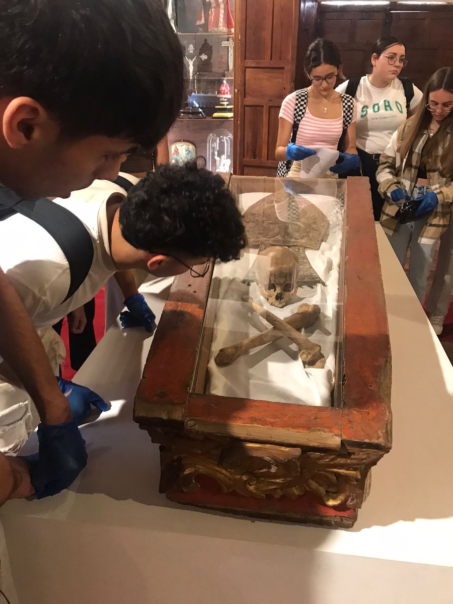 mustecon's tweet photo. EDUCACIÓN | Ayer disfrutamos de la actividad Tesoros 360° donde el alumnado de Bachillerato del IES Cruz Santa se puso en la piel de un investigador por un día.

Patrimonio artístico y documental, arquitectura y mucho más en esta actividad adaptada a la temática de la Muerte. https://t.co/hX6WTe3OMG