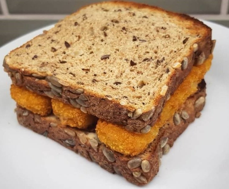 barbie2022C's tweet photo. Good morning, twitter friends. How are you all?
I realised that I've done nothing but moan on here for a while now, so as today is National Sandwich Day, I thought I'd share my fave. Gluten free seeded bread, gluten free fish fingers, mayo. Heaven.
#NationalSandwichDay
#food https://t.co/SlrlT8HtSA