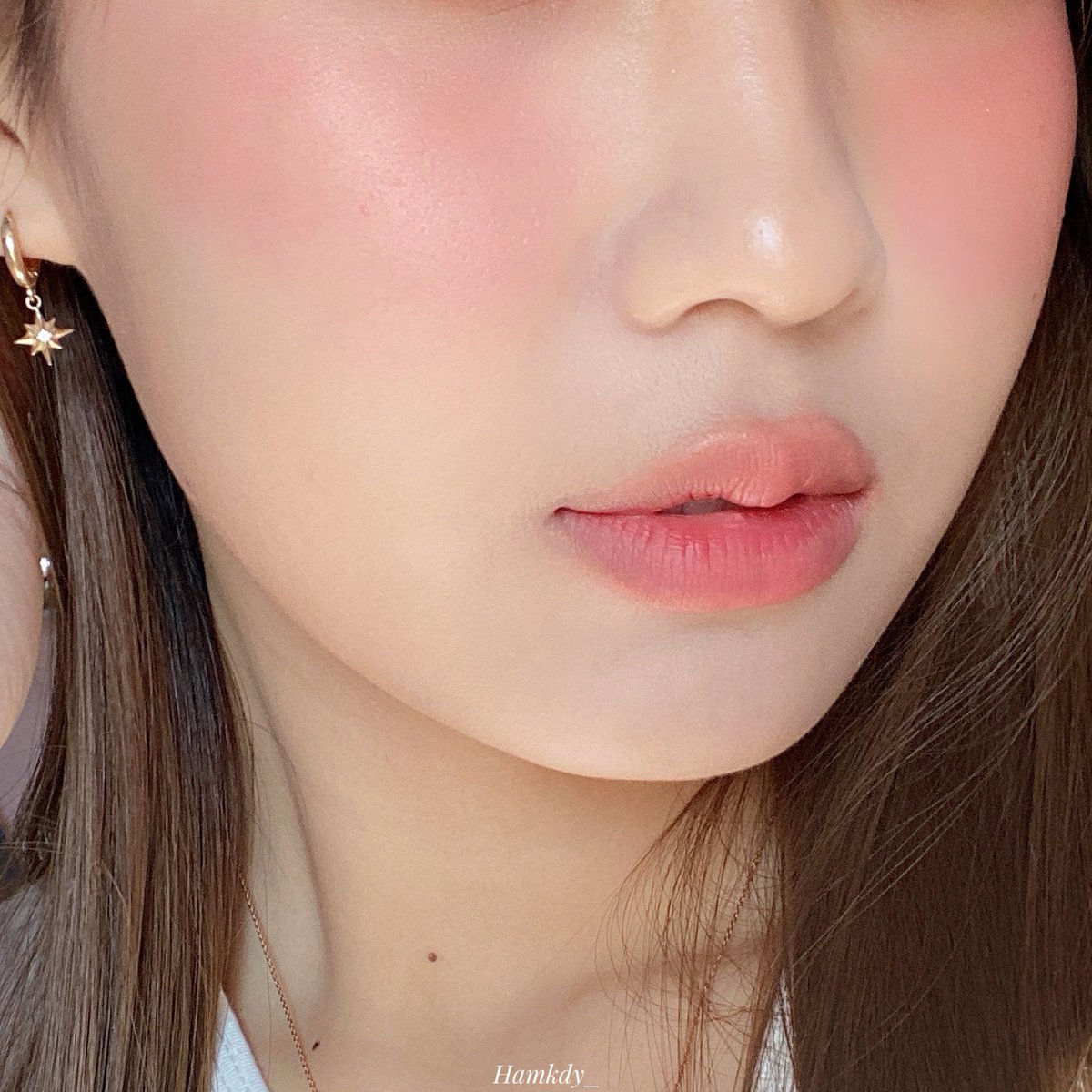ของเล่นใหม่ meilinda dewy blush⭐️🥳 ใครชอบงานแก้มฉ่ำๆต้องตัวนี้ เนื้อดีมากกกก แห้งแล้วเนียนไปกับผิว สีชัด layer ให้เข้มขึ้นได้+สีไม่ทึบ โปร่งแสง เลยได้งานแก้มใสๆธรรมชาติ เห็นงานผิวว สีที่แฮมใช้ 03 ค่า 100/10