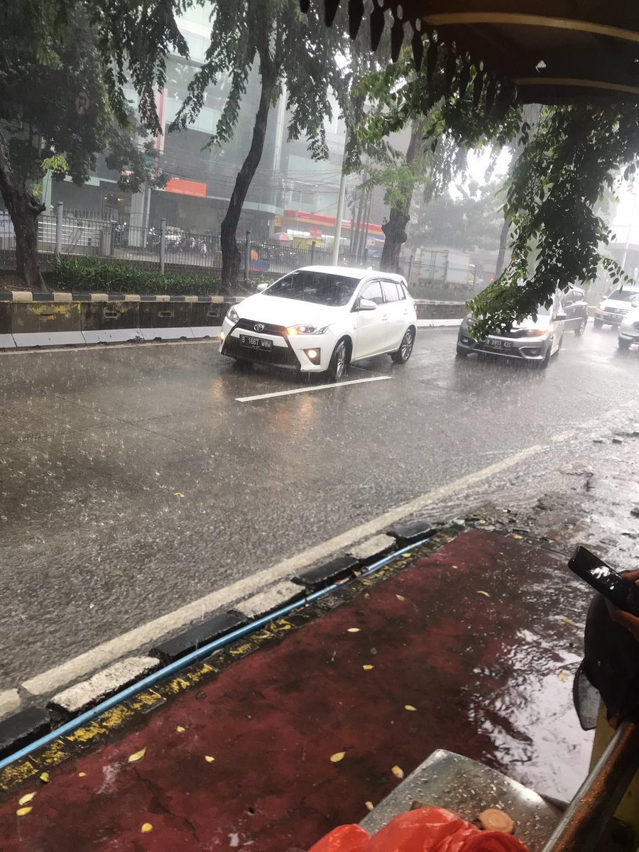 kalo gak ke kantor, durasi neduh gua ni bisa gua pake buat ngedit beberapa konten padahal