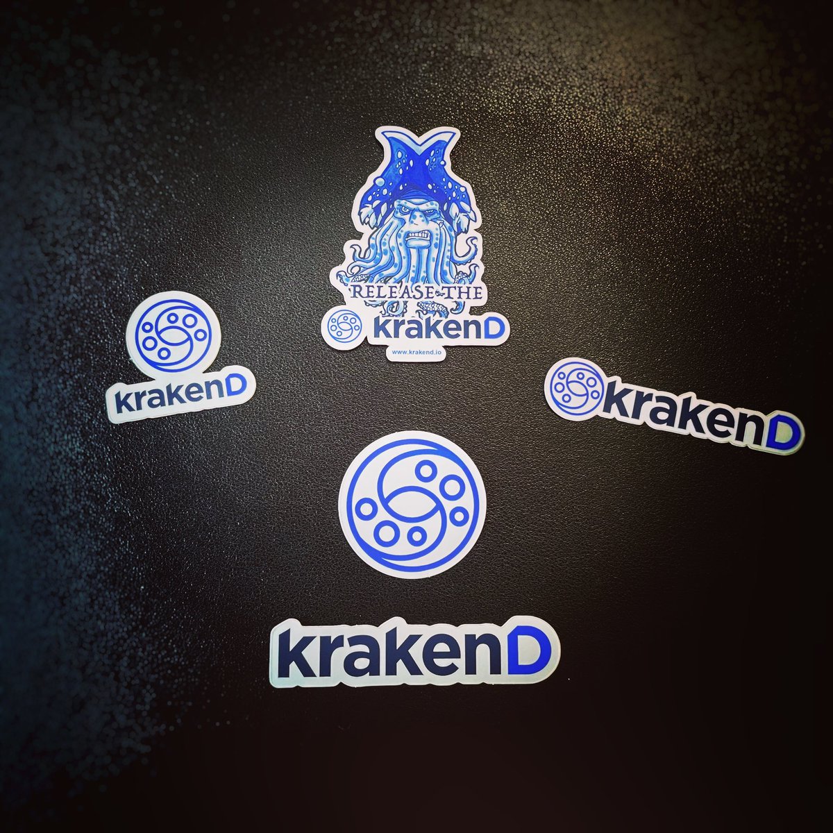 obokaman's tweet photo. Hoy y mañana estaré en la @devopsbarcelona con @ALombarte y @Arcadia_taik0 

🐙 Si quieres saber más de @krakend_io, conocer al equipo (¡somos muy majos!) y conseguir unas pegatinas fardonas, ven a saludarnos! 👋

#ApiGateway #OpenSource #DevOpsBarcelona https://t.co/AIPOsoabSJ
