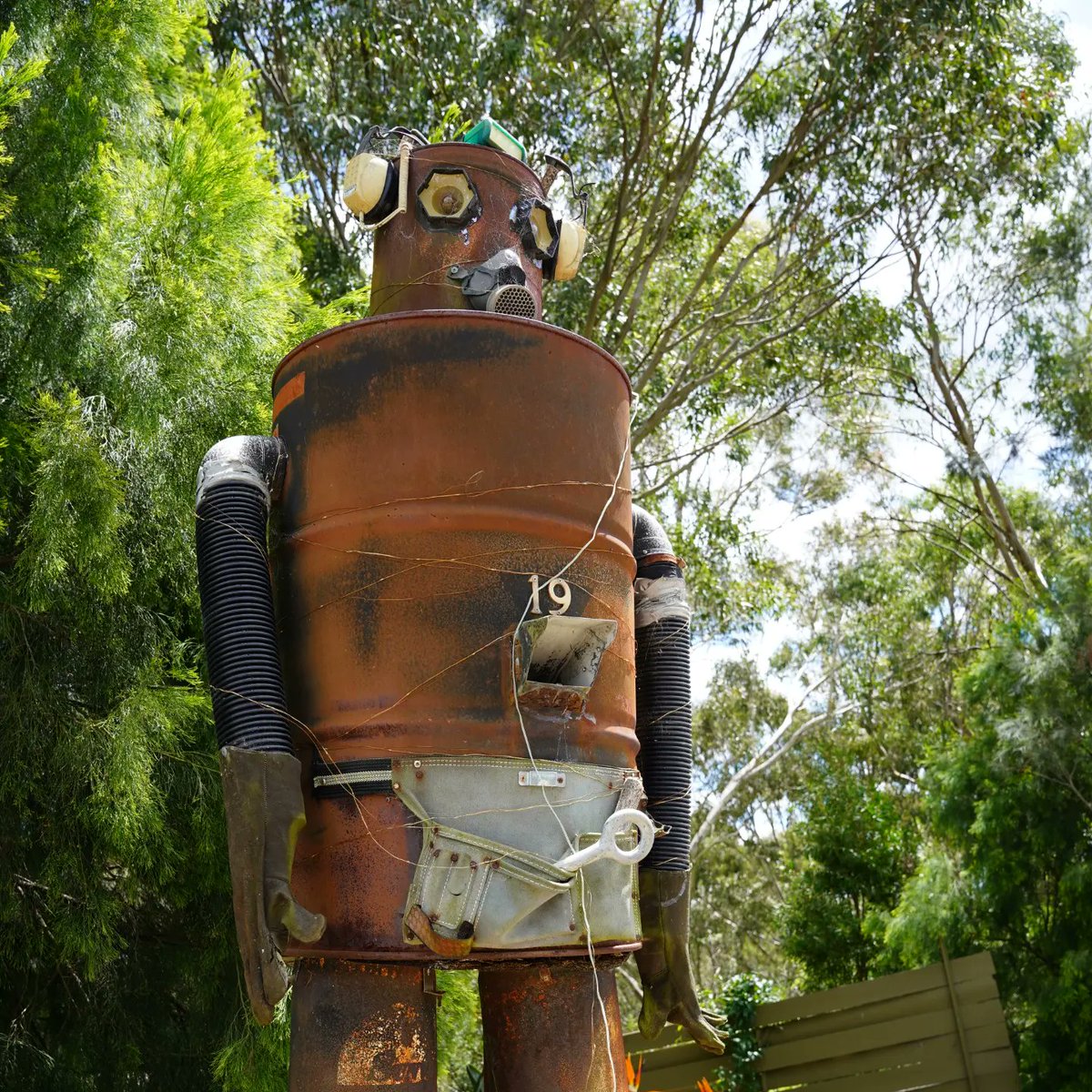 Terrance the tin man appreciation post, swipe for a full frontal 😉
:
:
:
#tinman
#build
#gasmask
#mailboxart
#awsome 
#cute
#sonyshooter
#sonyphotography 
#sonyalpha
#Plant #Tree #Outdoors #Representation #Sculpture #Creativity #Statue #AnimalRepresentation #Art