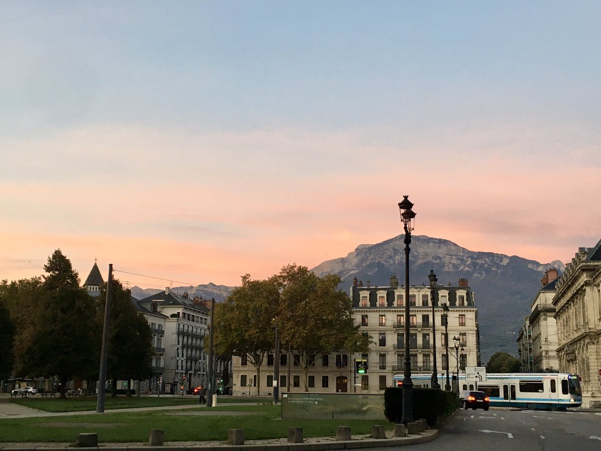Grenoble, le Vercors et le tram 😍
#grenoble #vercors #tram #sunrise #isere #automn #automne