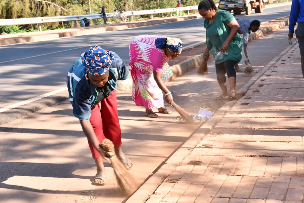 NgomaDistrict's tweet photo. Muri iki gitondo,hirya no hino mu mirenge y'Akarere ka Ngoma abaturage bazindukiye mu #Igitondocy'Isuku; Umuyobozi w'Akarere @NIYONAGIRANath2 yifatanyije n'abatuye mu mugi wa Kibungo bakubura mu nkengero z'umuhanda munini, imbere y'inyubako z'ubucuruzi no gutunganya ubusitani. https://t.co/vZjjT67ce6