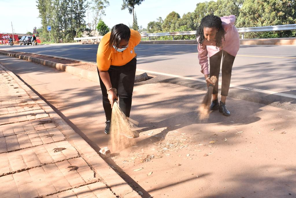 NgomaDistrict's tweet photo. Muri iki gitondo,hirya no hino mu mirenge y'Akarere ka Ngoma abaturage bazindukiye mu #Igitondocy'Isuku; Umuyobozi w'Akarere @NIYONAGIRANath2 yifatanyije n'abatuye mu mugi wa Kibungo bakubura mu nkengero z'umuhanda munini, imbere y'inyubako z'ubucuruzi no gutunganya ubusitani. https://t.co/vZjjT67ce6