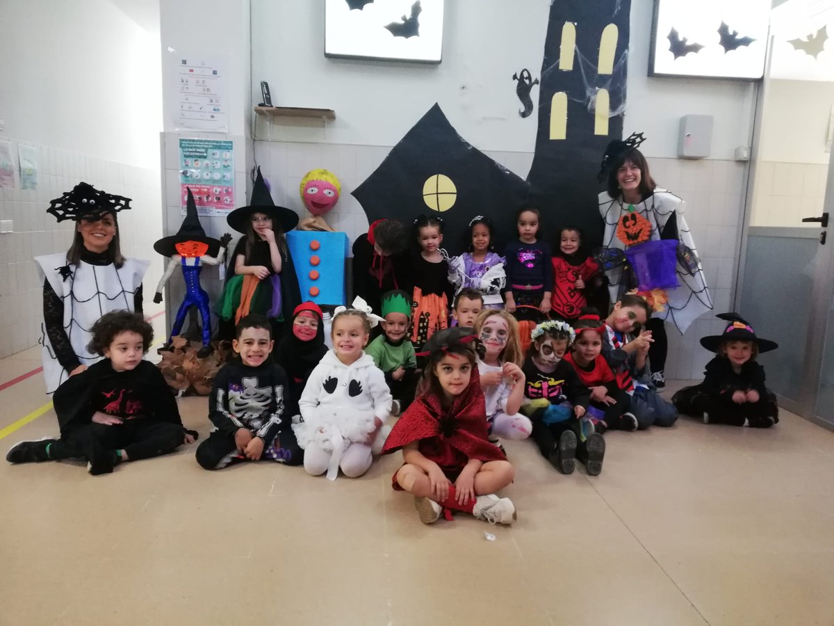 DuquesaCeip's tweet photo. Las clases de Educación Infantil en Halloween https://t.co/LhOPAeahC6