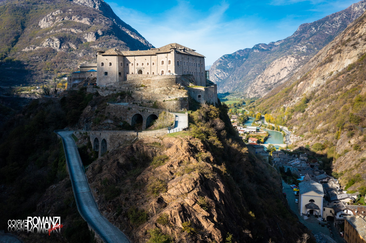 Il borgo all'ombra del suo forte (📷E. Romanzi) #Buongiorno dal @fortedibard #3novembre #VisitValledAosta