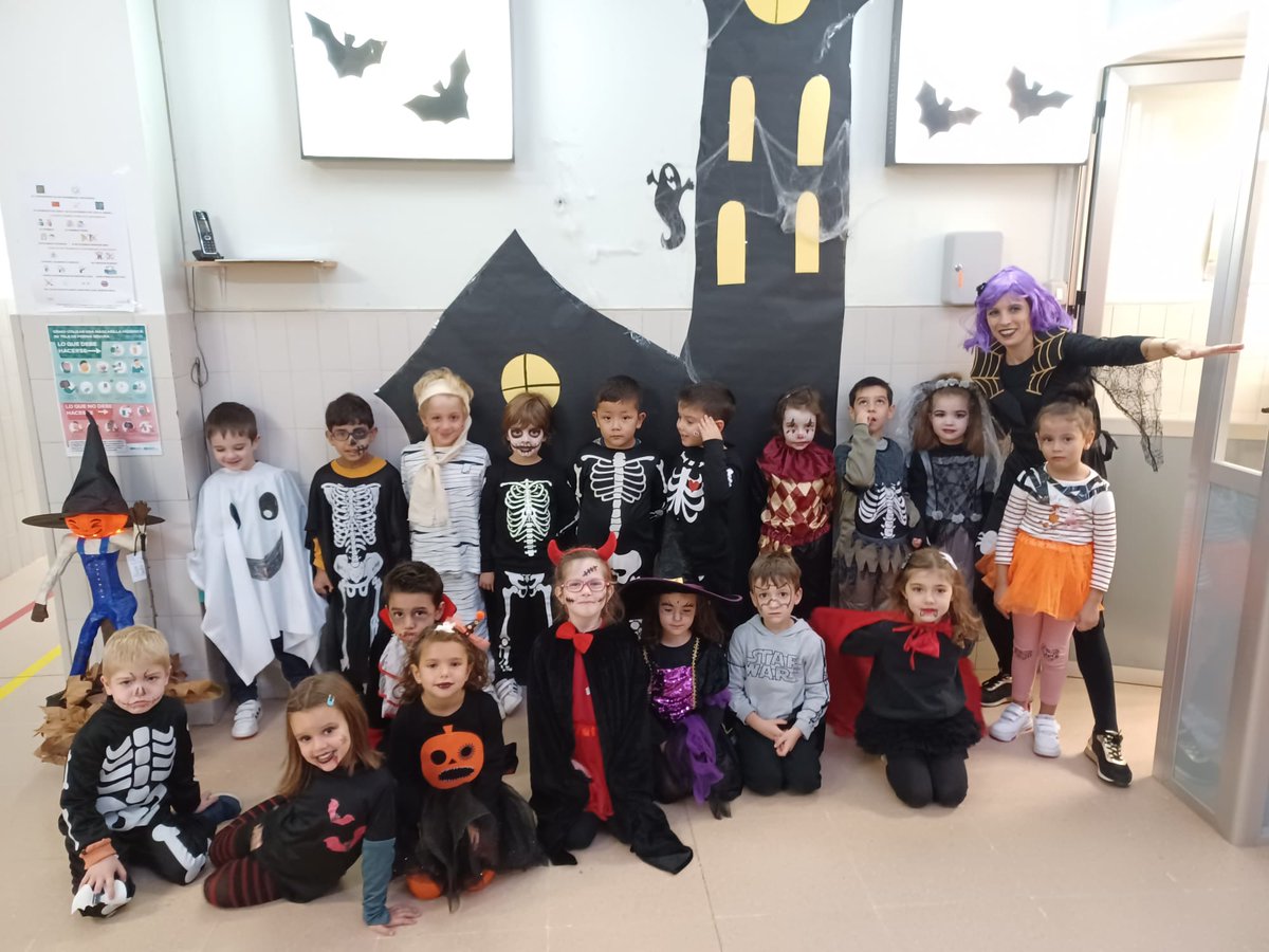 DuquesaCeip's tweet photo. Las clases de Educación Infantil en Halloween https://t.co/jq9I9jq1HP