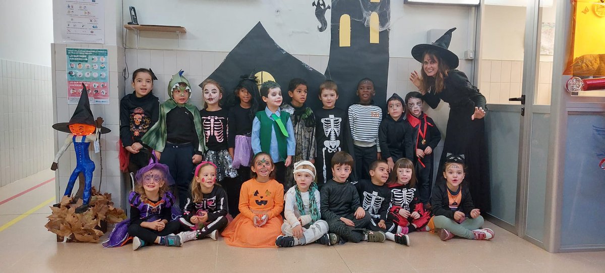 DuquesaCeip's tweet photo. Las clases de Educación Infantil en Halloween https://t.co/FHBRCy86c5