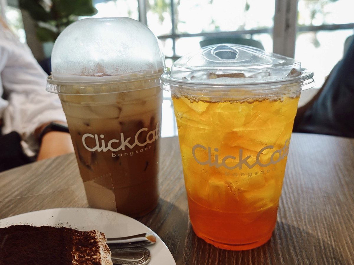 M_BeyondTH's tweet photo. บรรยากาศร้านดีมาก เป็นที่พักผ่อนหย่อนใจของชาวบางแสนและนักท่องเที่ยว ร้านมี 2 ชั้น ที่นั่งรองรับเพียบ
อะไรจะดีไปกว่าการได้นั่งรับลมทะ��ล จิบกาแฟสบายๆ ชิมเค้กอร่อยๆ ร้านนี้ขึ้นชื่อเรื่องวิวด้วยนะ วิวดีทั้งทะเล ทั้งคนมาใช้บริการเลยค่าา😝
ใครผ่านไปบางแสนก็��ย่าลืมแวะไปนะ ติดใจแน่นอน 🌴 https://t.co/FDJlufw5zh